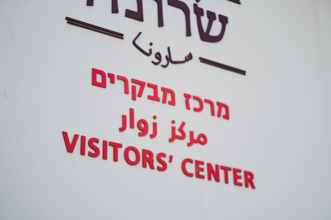 כשה-AI לא מספיק: חברות שפיטרו עובדים בגלל בינה מלאכותית - ונאלצו להחזיר אותם